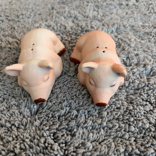 Vintage ARTMARK Ceramic Pig Salt And Pepper Shaker Set Taiwan