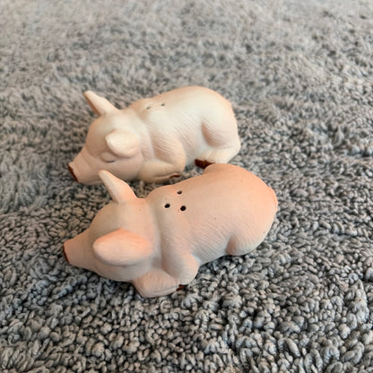 Vintage ARTMARK Ceramic Pig  Salt And Pepper Shaker Set Taiwan